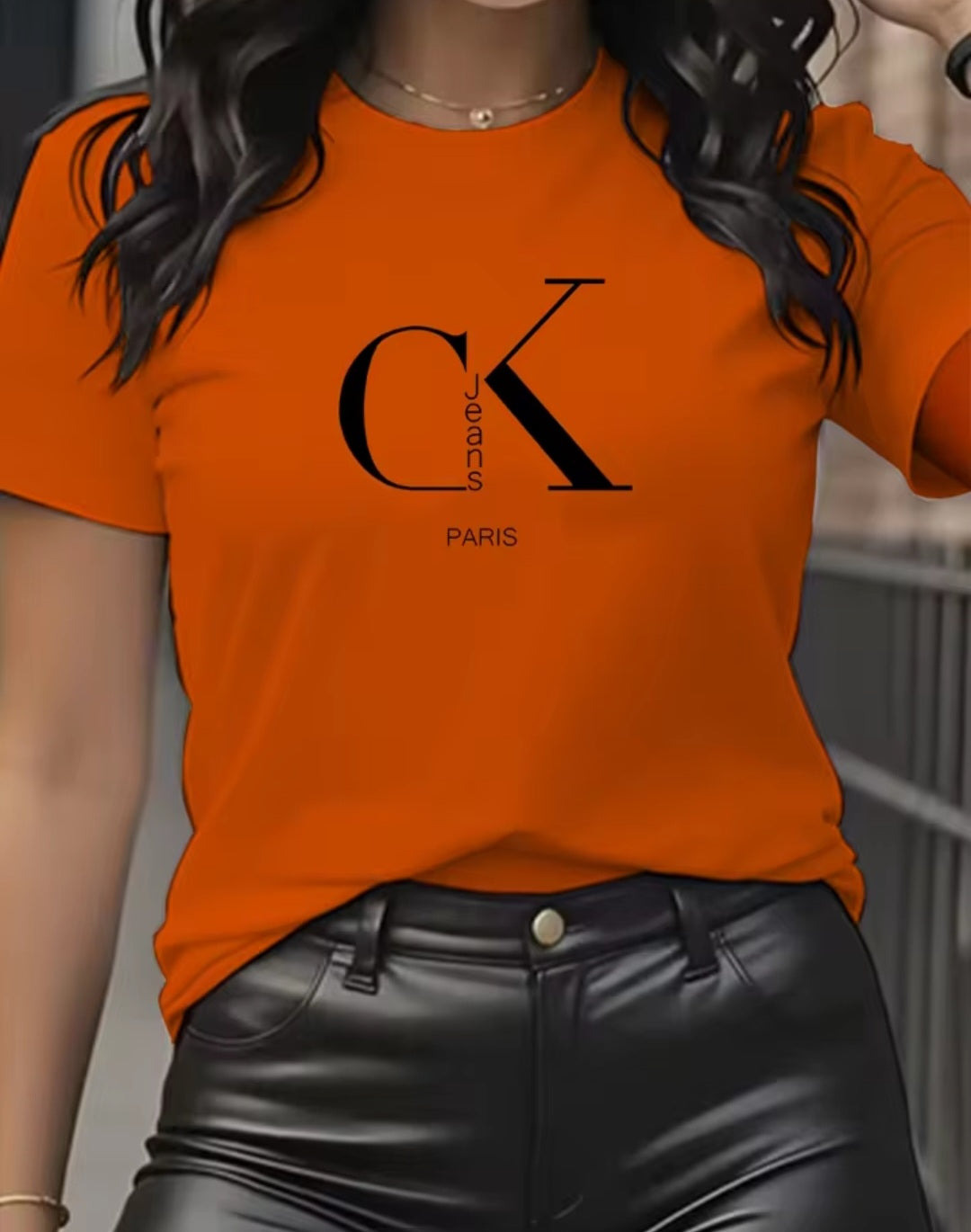 Model wearibg T- Shirt CK Paris